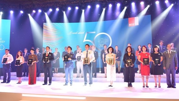 Đại diện Vietcombank, bà Lê Thị Hoa - Ủy viên HĐQT (hàng đầu, thứ 2 từ phải sang) nhận Chứng nhận 50 Công ty kinh doanh hiệu quả nhất Việt Nam năm 2016
