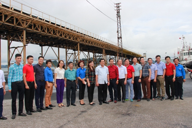 Đoàn tham quan hệ thống sàng tuyển của Công ty Tuyển than Cửa Ông thuộc Tập đoàn Công nghiệp Than - Khoáng sản Việt Nam.