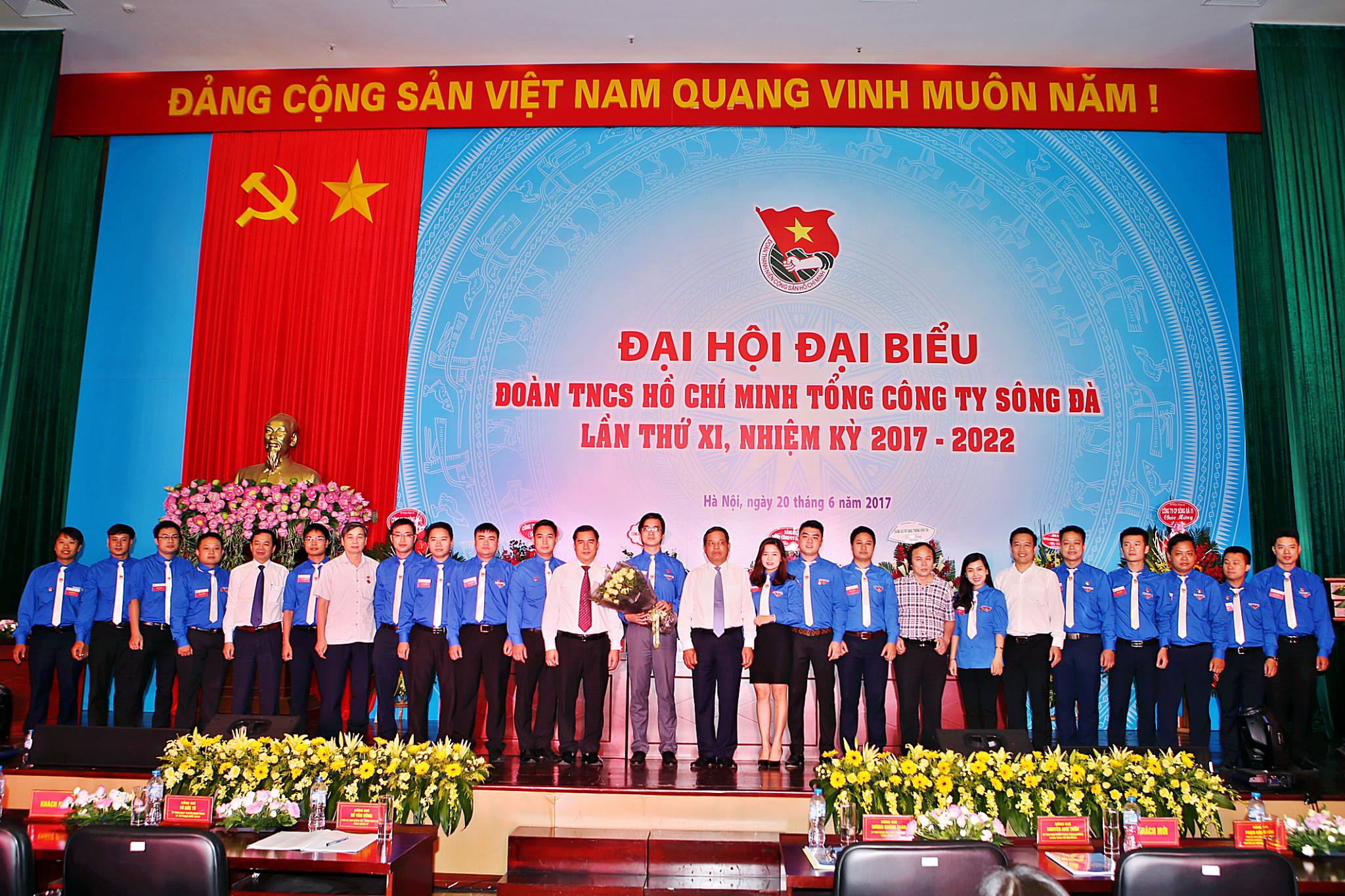 Các đồng chí lãnh đạo Đoàn Khối DNTW, lãnh đạo Tổng công ty chúc mừng BCH Đoàn Tổng công ty khóa XI, nhiệm kỳ 2017 – 2022.