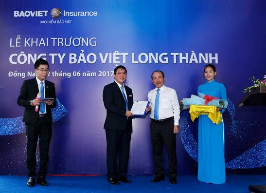 Ông Phan Kim Bằng, Chủ tịch Hội đồng thành viên Tổng Công ty Bảo hiểm Bảo Việt trao giấy phép của Bộ Tài Chính cho ông Huỳnh Minh Châu, Giám đốc Công ty Bảo Việt Long Thành 