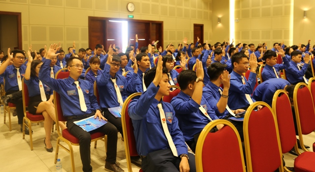 Biểu quyết thông qua các nội dung Đại hội.