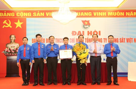 Đại diện Trung ương Đoàn TNCS Hồ Chí Minh tặng Bằng khen cho Đoàn Thanh niên Tổng công ty ĐSVN, nhiệm kỳ 2012 - 2017 
