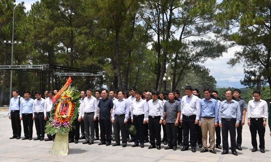 cùng Đoàn công tác của lãnh đạo NHNN dâng hương tại nghĩa trang Trường Sơn