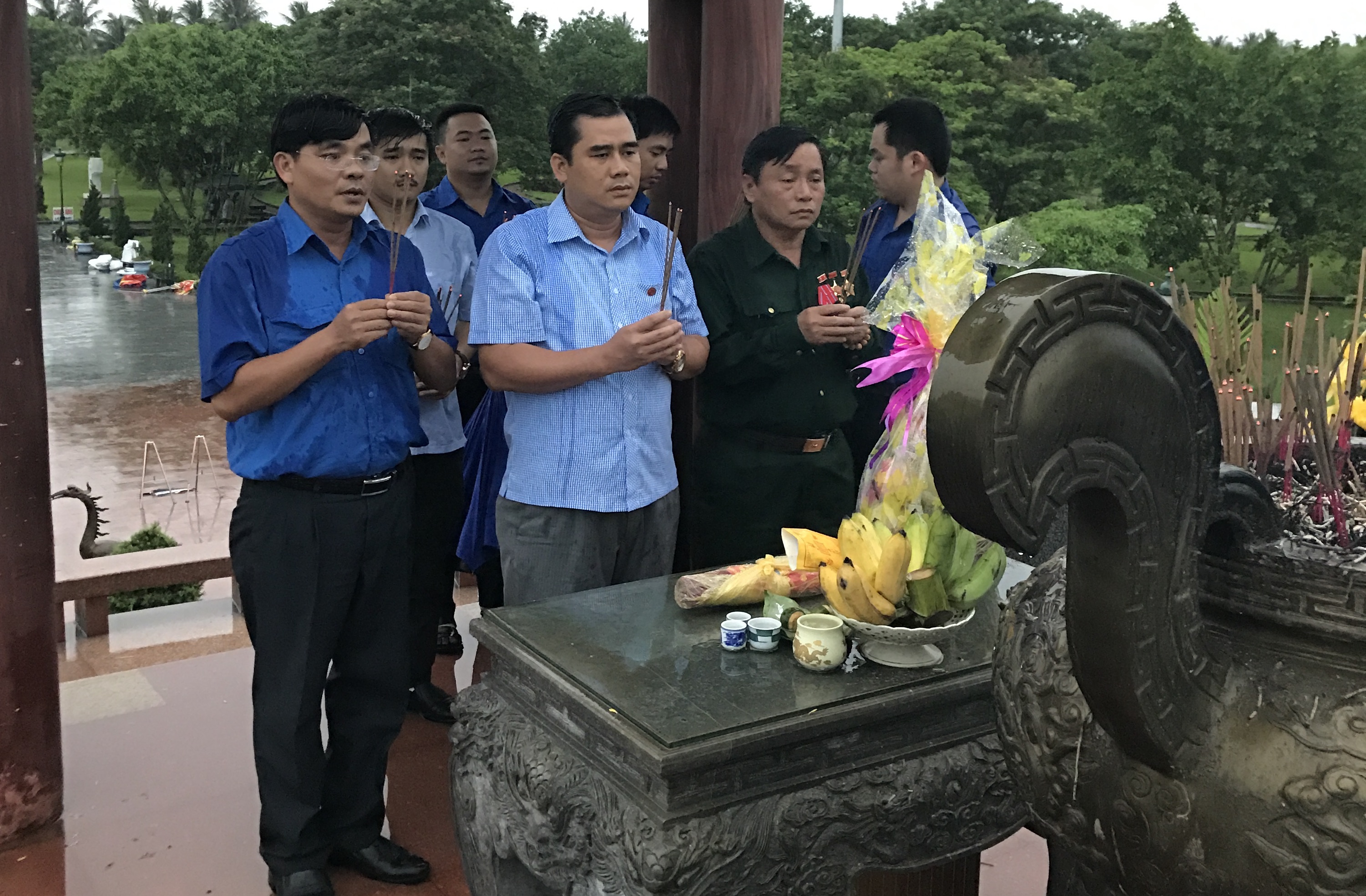 Các đồng chí lãnh đạo dâng hương tưởng niệm các anh hùng liệt sỹ tại Thành cổ Quảng Trị.