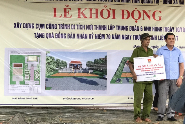 Đồng chí VũĐức Tú, Ủy viên BTV Trung ương Đoàn, Bí thưĐoàn Khối tặng nhà Nhân ái cho gia đình chính sách ở thôn 5 xã Hải Phúc, huyện Đakrông, tỉnh Quảng Trị