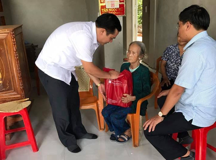 Bí thư Đoàn Khối cùng Thường trực Tỉnh đoàn Quảng Trị tặng quà Mẹ Việt Nam Anh hùng tại huyện Vĩnh Linh.