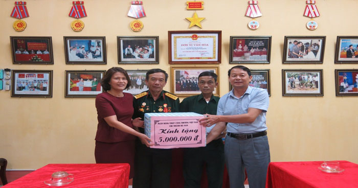 Đồng chí Phạm Thị Liên - Phó Giám đốc, Chủ tịch CĐCS VietinBank Hà Nam thăm hỏi, tặng quà các đồng chí thương binh tại Trung tâm Điều dưỡng thương binh Liêm Cần