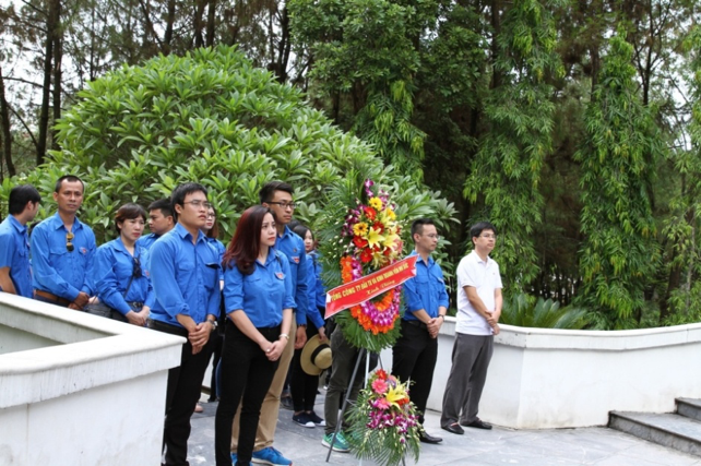 Dâng hương  tưởng niệm 10 cô gái thanh niên xung phong ngã ba Đồng Lộc- Hà Tĩnh.