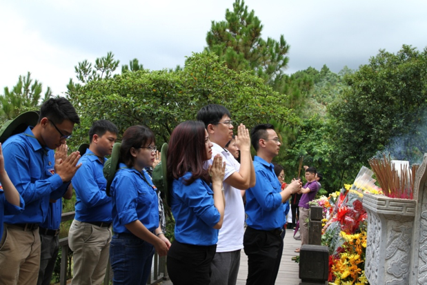 Dâng hương tưởng niệm Đại tướng Võ Nguyên Giáp.