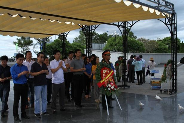 Dâng hương tưởng niệm các anh hùng liệt sỹ  tại nghĩa trang Đường 9.