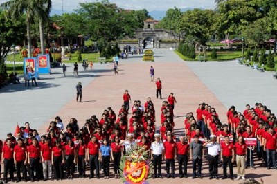 Đoàn đến dâng hương các Anh hùng liệt sỹ tại Nghĩa trang Quốc gia Đường 9,  Nghĩa trang Quốc gia Trường Sơn, Thành Cổ Quảng Trị.