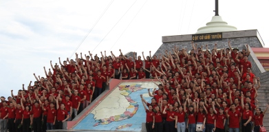 Thăm cụm di tích lịch sử Cột cờ giới tuyến, cầu Hiền Lương, sông Bến Hải.