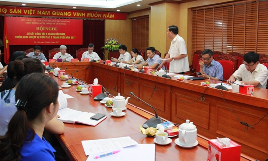 Đại diện Đảng ủy Khối Doanh nghiệp Trung ương đóng góp ý kiến cho dự thảo báo cáo