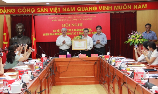 Lãnh đạo Khối Thi đua các cơ quan Đảng thừa ủy quyền của Thủ tướng Chính phủ trao tặng Bằng khen cho Nhà xuất bản Chính trị Quốc gia Sự thật