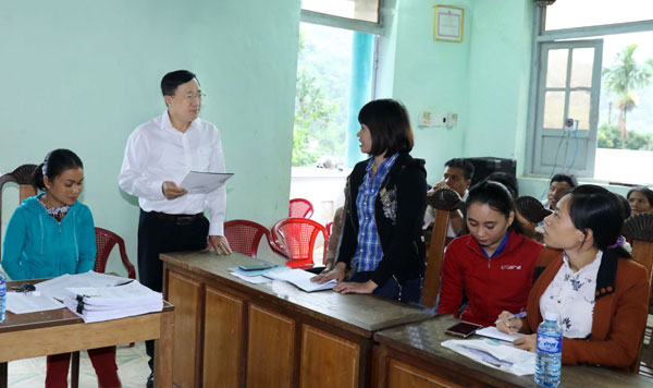 Lãnh đạo NHCSXH trao đổi cùng bà con vay vốn tại Điểm giao dịch xã A Nông