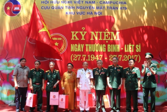 Hội Hữu nghị Việt Nam-Campuchia, cựu quân tình nguyện Mặt trận 479 khu vực Hà Nội tặng quà cho Bà mẹ Việt Nam anh hùng, Anh hùng Lực lượng vũ trang nhân dân, thương binh, thân nhân liệt sĩ