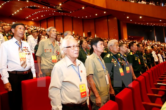 Các đại biểu thực hiện nghi thức tưởng niệm các Anh hùng Liệt sỹ. 