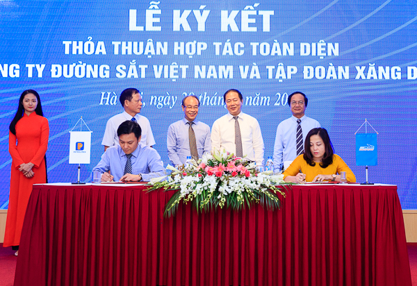 Tại buổi Lễ, đại diện các đơn vị thành viên của Petrolimex và VNR cũng đã ký thỏa thuận hợp tác ưu tiên sử dụng sản phẩm, dịch vụ của nhau.