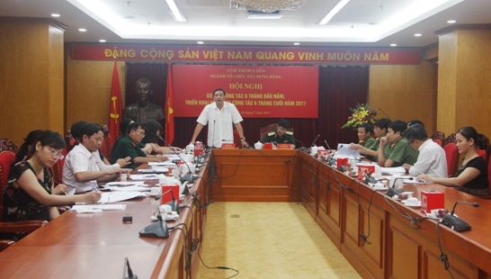 Đồng chí Hoàng Giang - Ủy viên BTV, Trưởng Ban Tổ chức Đảng ủy Khối Doanh nghiệp Trung ương - Đơn vị Cụm phó góp ý cho dự thảo Báo cáo