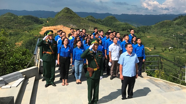 Đoàn thực hiện nghi lễ chào cờ tại Cột cờ Lũng Cú.