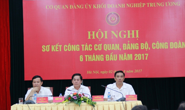 Các đồng chí chủ trì Hội nghị.