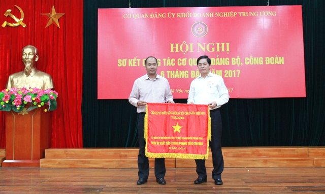 Thừa ủy quyền của Thủ tướng Chính phủ, đồng chí Phạm Viết Thanh - Ủy viên Trung ương Đảng, Bí thư Đảng ủy Khối trao Cờ Thi đua của Chính phủ cho Ủy ban Kiểm tra Đảng ủy Khối.