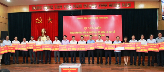 Đại diện các tập đoàn, tổng công ty, ngân hàng trong Khối hỗ trợ nhân dân các tỉnh bị thiệt hại do mưa lũ.