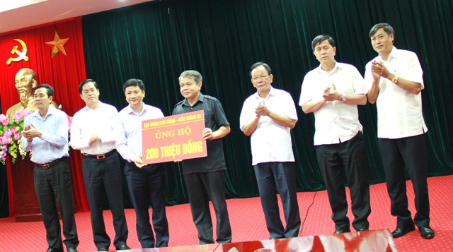 Đại diện các đơn vị, doanh nghiệp trong Đảng bộ Khối DNTW trao kinh phí hỗ trợ nhân dân tỉnh Sơn La.