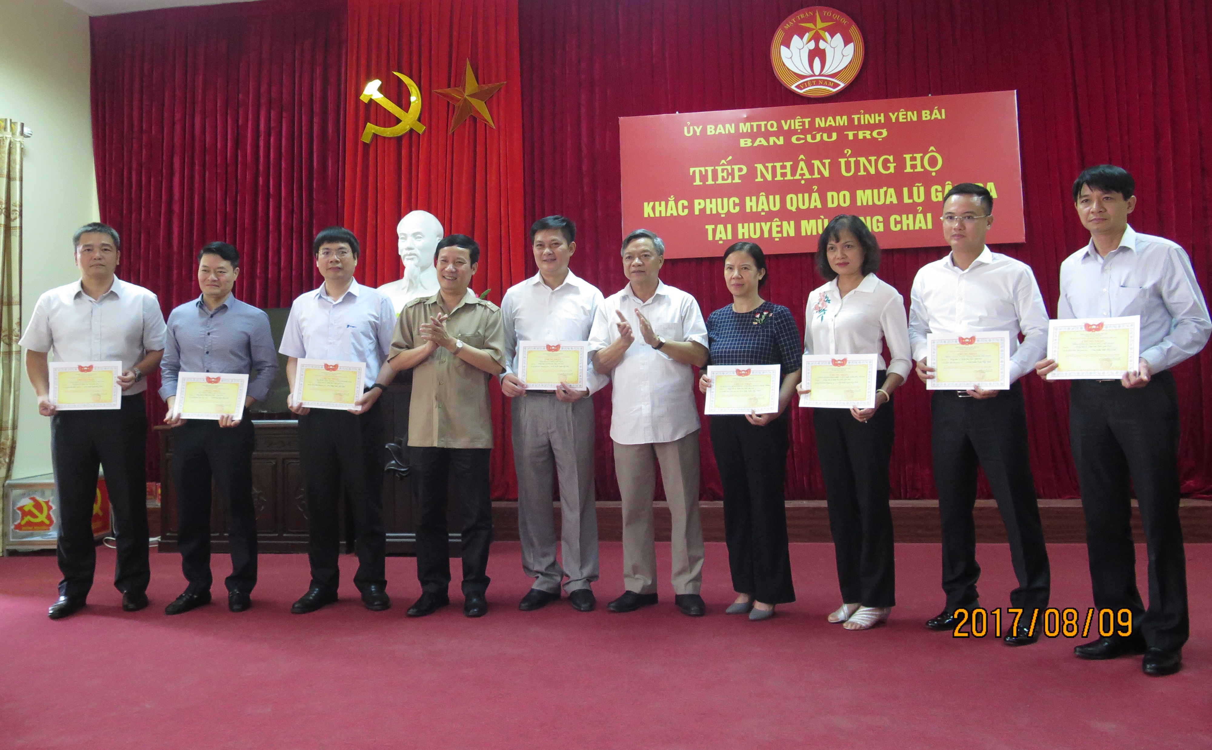 Tỉnh ủy, UBND, Ủy ban MTTQ tỉnh Yên Bái trao Chứng nhận ủng hộ đồng bào bị thiên tai cho đại diện các đơn vị, doanh nghiệp.