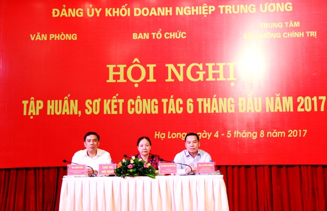 Các đồng chí chủ trì Hội nghị.