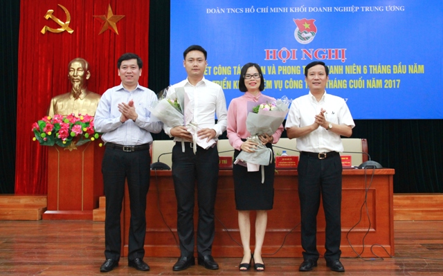 Đồng chí Phạm Tấn Công - Phó Bí thư Đảng ủy Khối và đồng chí Nguyễn Long Hải - Bí thư Trung ương Đoàn chúc mừng các đồng chí mới được kiện toàn Phó Bí thư Đoàn Khối.