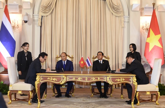 Thủ tướng Chính phủ Nguyễn Xuân Phúc và Thủ tướng Vương quốc Thái Lan Prayut Chan-o-cha chứng kiến lãnh đạo PVN và SCG ký Thỏa thuận hợp tác