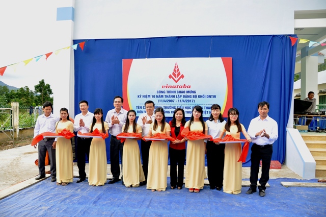 Tổng công ty Thuốc lá Việt Nam – VINATABA khánh thành và gắn biển Công trình kỷ niệm 10 năm thành lập Đảng bộ Khối DNTW tại Trường Tiểu học Phước Thành B, xã Phước Thành, huyện Bác Ái, tỉnh Ninh Thuận.