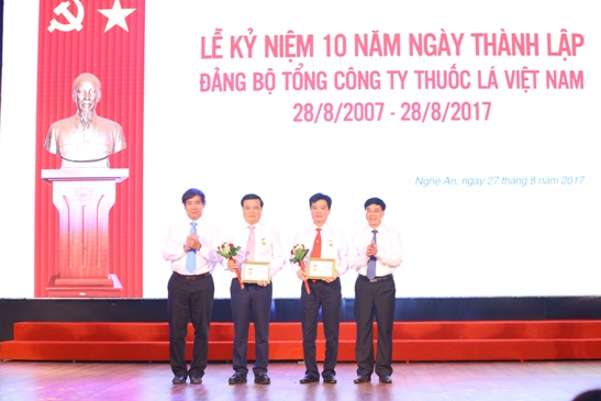 Ban Tuyên giáo Trung ương tặng Kỷ niệm chương Vì sự nghiệp Tuyên giáo cho các cá nhân thuộc Đảng bộ Vinataba