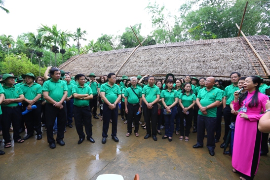Đoàn thăm Khu di tích Hoàng Trù (Làng Chùa) - quê Ngoại của Chủ tịch Hồ Chí Minh 