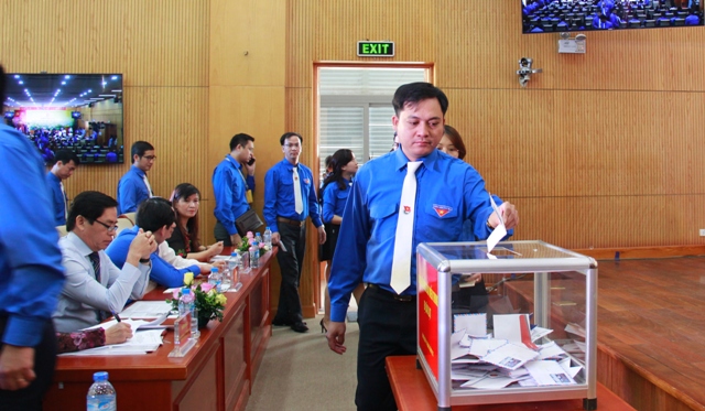 Các đại biểu dự Liên hoan tham gia ủng hộ nhân dân miền Trung bị thiệt hại do bão số 10.