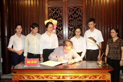 Đồng chí Nguyễn Trọng Chiến, Phó Bí thư thường trực Đảng ủy ghi sổ cảm tưởng  tỏ lòng thành kính, biết ơn của tập thể cán bộ đảng viên Agribank  đối với công lao to lớn của Chủ tịch Hồ Chí Minh