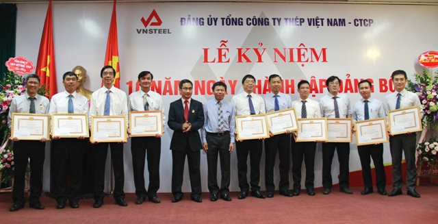 Các tập thể, cá nhân có thành tích xuất sắc được Đảng ủy Tổng công ty khen thưởng.