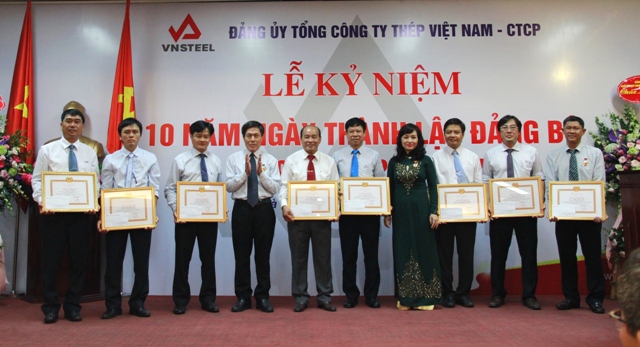 Các tập thể, cá nhân có thành tích xuất sắc được Đảng ủy Tổng công ty khen thưởng.