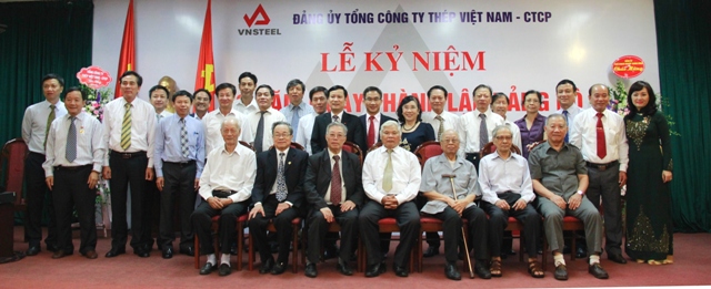 Các đại biểu chụp ảnh lưu niệm.