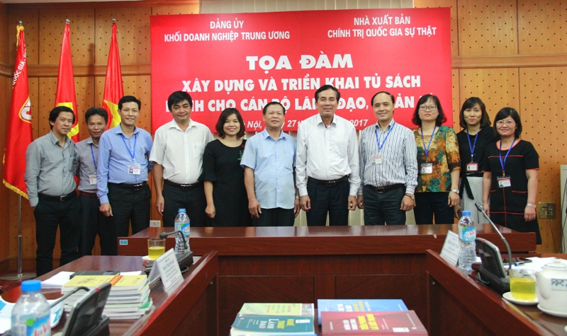 Đại biểu dự Tọa đàm chụp ảnh lưu niệm.