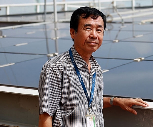 Kỹ sư Trần Công Nghiệp bên cạnh sản phẩm tiết kiệm năng lượng