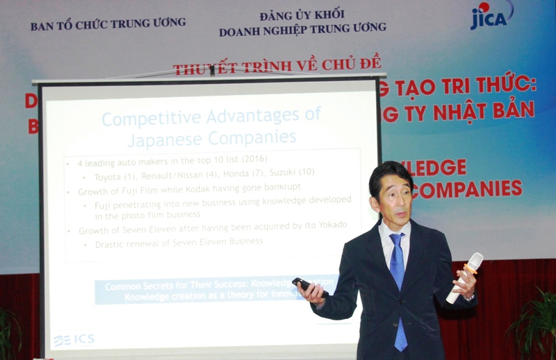 Giáo sư Kazuo Ichijo thuyết trình về sáng tạo tri thức.