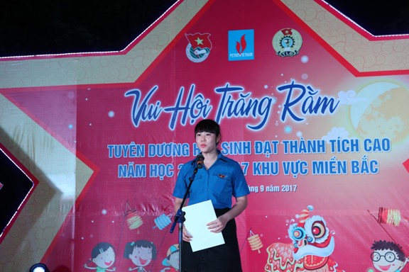 Bí thư Đoàn Thanh niên Tập đoàn Dầu khí quốc gia Việt Nam Vũ Thị Thu Hương phát biểu khai mạc Đêm hội