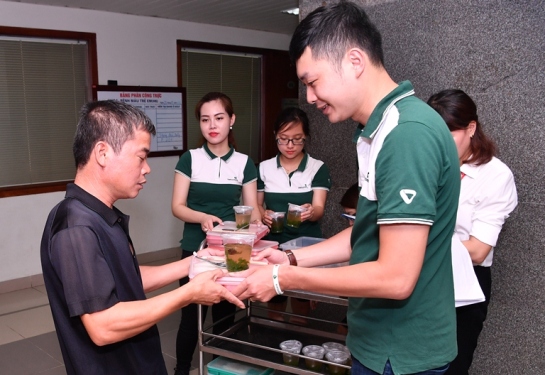 Đoàn Thanh niên Vietcombank TSC trao những suất ăn trong chương trình “Bữa cơm nhân ái” cho bệnh nhân đang điều trị tại Viện HH&TMTƯ