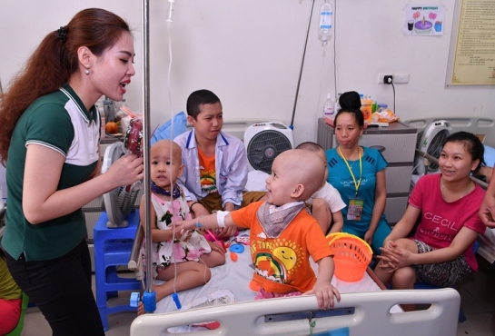 Đoàn viên thanh niên Vietcombank TSC tặng quà Trung thu cho các bệnh nhi tại Viện HH&TMTƯ