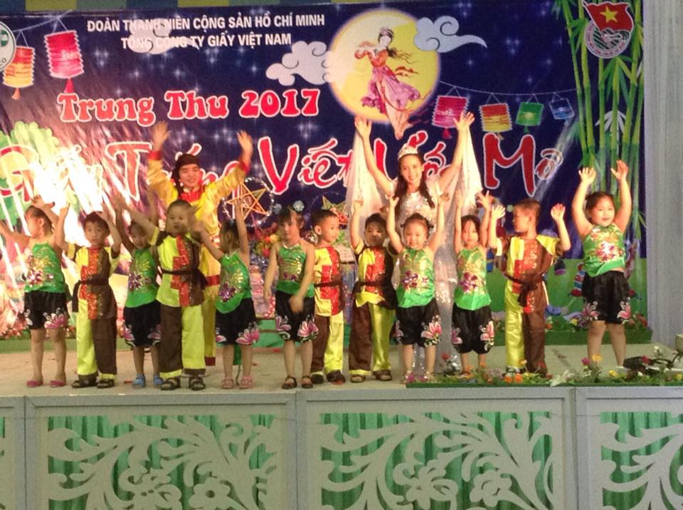 Tiết mục văn nghệ do con em cán bộ công nhân viên Tổng công ty Giấy biểu diễn.