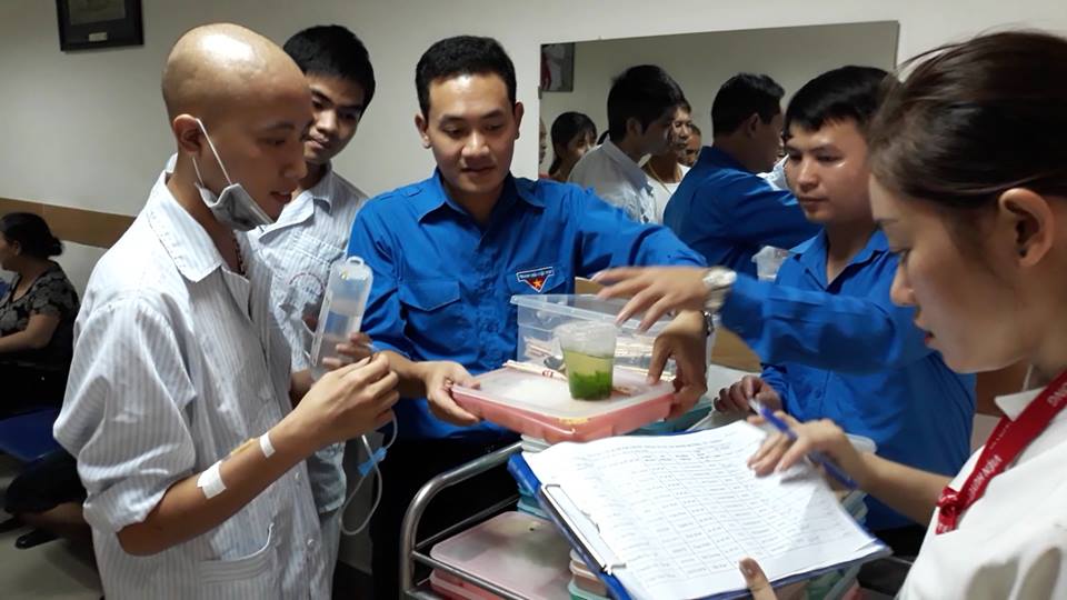 Đoàn Tổng công ty Đầu tư phát triển nhà và đô thị tặng suất cơm miễn phí cho bệnh nhân tại Viện Huyết học và Truyền máu Trung ương.