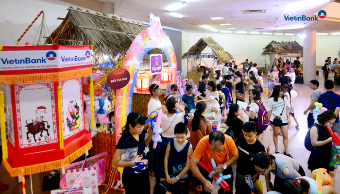 Đông đảo công nhân viên và trẻ em VietinBank tham gia các hoạt động vui Tết Trung thu do Đoàn Thanh niên tổ chức.