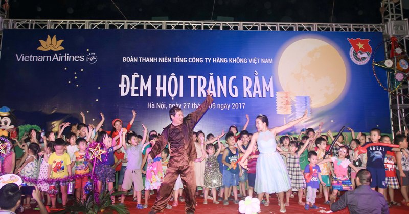 màn hát múa tập thể BAY LÊN VIỆT NAM của các em trong chương trình